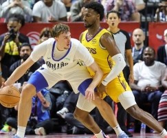 布朗尼：我就是想做好防守 对弗拉格保持尊重 他将来会有一番成就