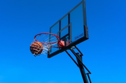 恭喜！CBA全明星邹阳官宣女儿出生妻子曝光是大7岁水均益爱女