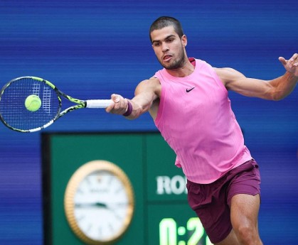 3-0横扫德约，阿尔卡拉斯硬地首胜对手晋级美网男单决赛